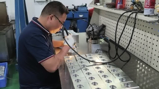 Deburring Manual pada Blok Katup Hidraulik Memastikan Saluran Oli Lancar